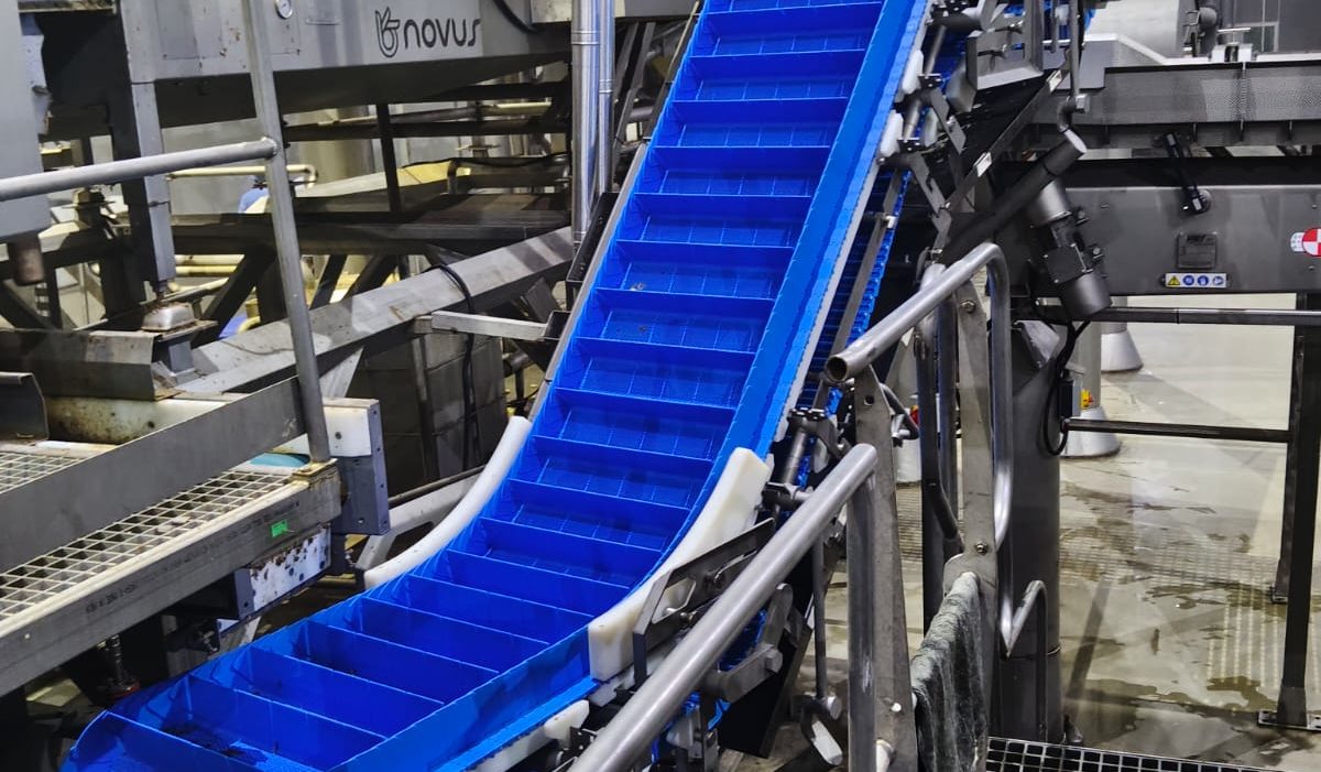Incline conveyor on transition lines